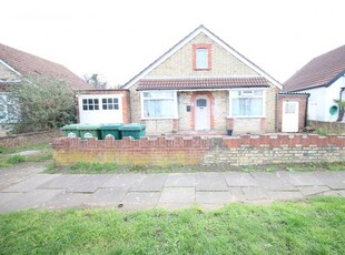 Bungalow to rent in Cecil Road, Ashford, Surrey TW15