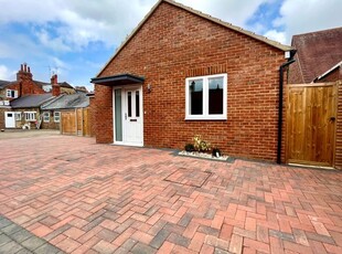 Bungalow to rent in East Street, Olney MK46