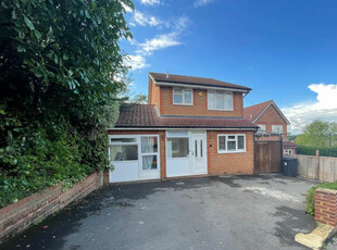 Detached house to rent in Beechwood Road, Knaphill, Woking, Surrey GU21