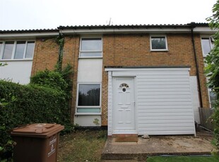 Detached house to rent in East Close, Stevenage SG1