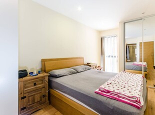 Flat in New Century House, Canning Town, E16