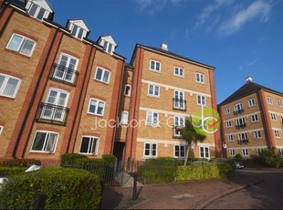 Flat to rent in Albany Gardens, Colchester, Essex CO2