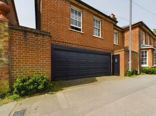 Flat to rent in Aylesbury End, Beaconsfield, Buckinghamshire HP9