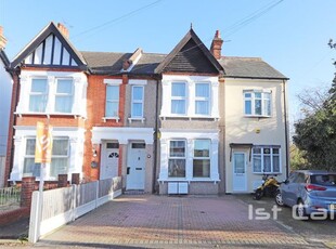Flat to rent in Belle Vue Avenue, Southend-On-Sea SS1