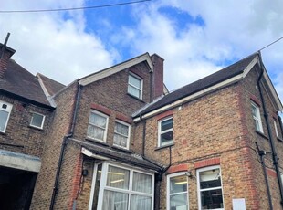 Flat to rent in Church Road, Burgess Hill RH15