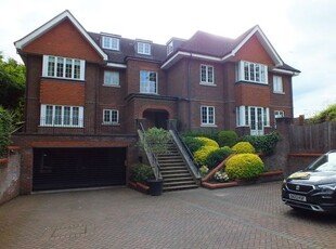 Flat to rent in Claremont Lane, Esher KT10