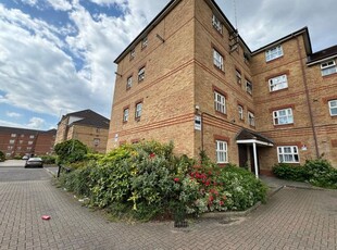 Flat to rent in Conifer Court, Ilford IG1