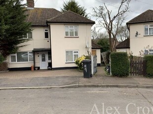 Flat to rent in Dunmow Close, Loughton IG10