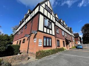 Flat to rent in Flat 6, 3 Gresham Place, Oxted RH8