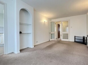 Flat to rent in Hardcastle Close, Croydon CR0