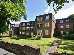 Flat to rent in Jenner Road, Guildford, Surrey GU1