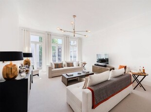 Flat to rent in Kensington Court Mansions, Kensington Court, London W8