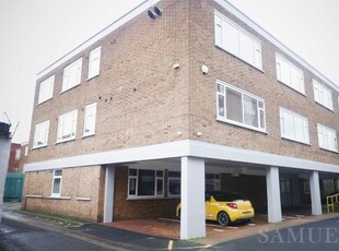 Flat to rent in Lombard Street, West Bromwich B70