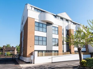 Flat to rent in Lower Richmond Road, Richmond TW9