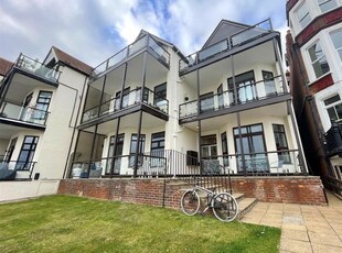 Flat to rent in Mount Liell Court East, The Leas, Westcliff-On-Sea SS0