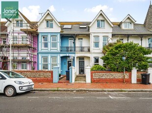 Flat to rent in New Parade, Worthing, West Sussex BN11