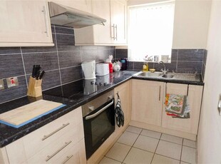 Flat to rent in Queen Street, Withernsea HU19
