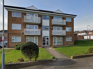 Flat to rent in Radley Court, Chigwell IG7