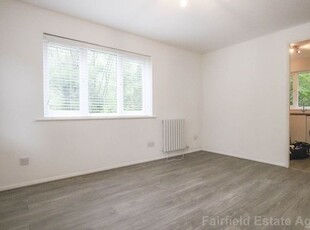 Flat to rent in Ravenscroft, Watford WD25
