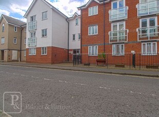 Flat to rent in Victoria Chase, Colchester, Essex CO1