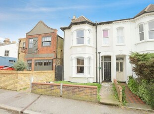 Flat to rent in Victoria Road, Leigh-On-Sea SS9
