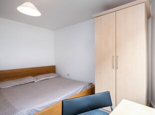 Light room with standalone wardrobe in 3-bedroom flat, Islington