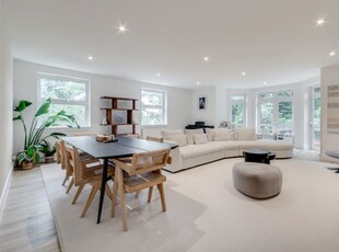 Maisonette to rent in Netherhall Gardens, Hampstead NW3