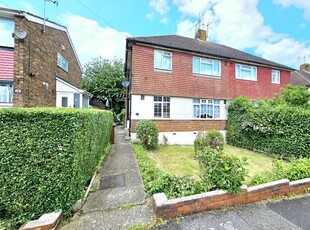 Maisonette to rent in Vale Drive, Chatham ME5