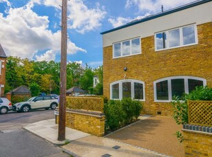 Mews house to rent in Gloucester Road, Richmond TW9
