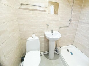 Room to rent in High Street, West Bromwich B70