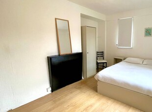 Rooms for rent in an apartment in London