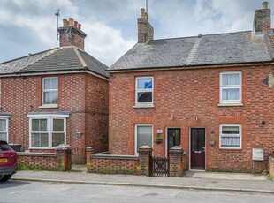 End terrace house to rent in Garfield Road, Hailsham BN27