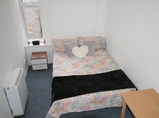 Shared accommodation to rent in Gables, Bournemouth BH1