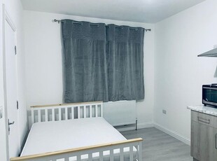 Studio to rent in Avery Gardens, Ilford IG2