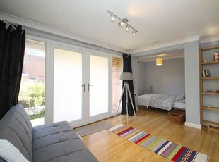 Studio to rent in Burns Road, Loughborough LE11