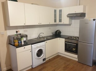 Studio to rent in Park Road, Ilford IG1