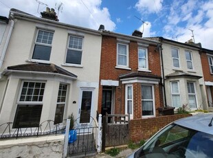 Terraced house to rent in Cecil Road, Rochester ME1