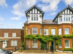 Terraced house to rent in The Vineyard, Richmond TW10