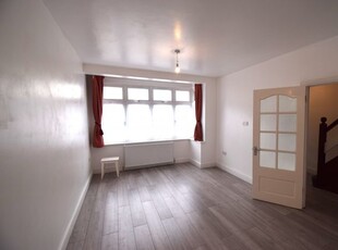Terraced house to rent in Thornton Road, Ilford IG1