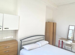 Welcoming room in 8-bedroom flat in Kilburn, London