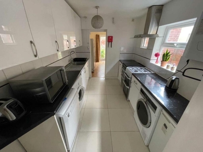 7 bedroom semi-detached house for rent in Grange Avenue, Reading, RG6