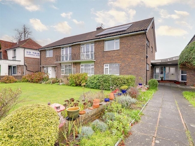 2 bedroom flat for sale in Manor Field Court, Broadwater Road, Worthing, BN14