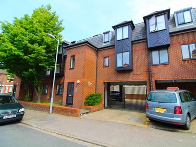 2 bedroom maisonette for sale in Albany Court, Dallow Road, LU1