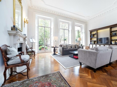 3 bedroom apartment for sale in Cadogan Square, London SW1, SW1X
