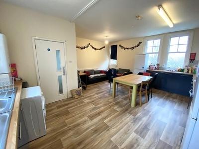 6 bedroom flat for rent in Aylward Street, Portsmouth, PO1