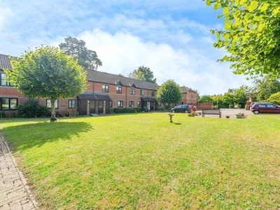2 Bedroom Flat For Sale In Crowthorne