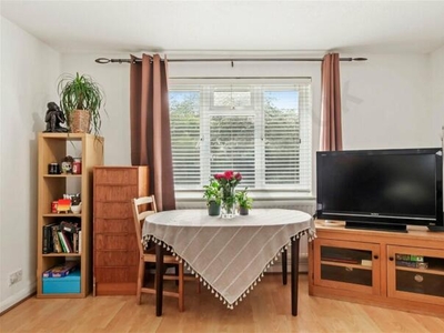 2 Bedroom Ground Floor Flat For Sale In Mill Hill, North West London