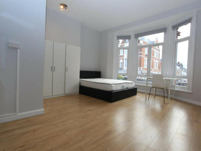 Terraced House For Rent In London