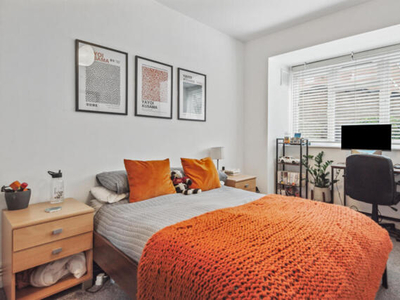 2 Bedroom Flat For Sale In
Battersea Reach
