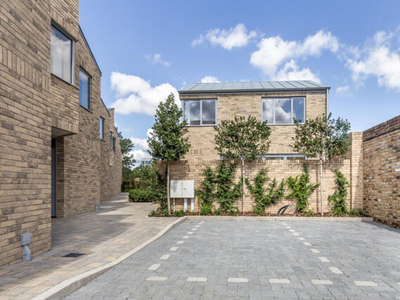 2 Bedroom Mews Property For Sale In London